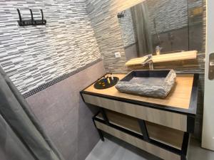 胡塞马Appartement LOUIS XIV avec HAMMAM SAUNA JACCUZI PRIVATISÉ TOTALEMENT GRATUIT SANS SUPPLÉMENT !的一间带水槽和淋浴的浴室