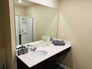亚特兰大Modern Retreat near Hartsfield-Jackson Airport的一间带水槽和大镜子的浴室