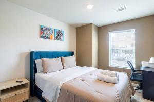 亚特兰大Modern Retreat near Hartsfield-Jackson Airport的一间卧室配有一张床、一张书桌和一个窗户。