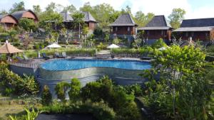 珀尼达岛The Kleep Jungle Resort的 ⁇ 染带游泳池的度假村