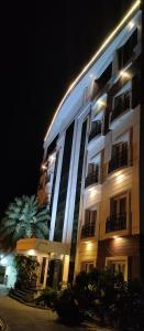 甘吉布勒姆松树公寓式酒店的一座在晚上有灯的大建筑