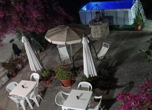 布塞托帕利佐洛巴格里奥费利托住宿加早餐旅馆的一组桌椅和一把伞