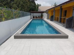 珍南海滩Ziella De Villa的房屋一侧的游泳池