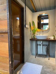 温泉村Kebun Lisdtari farmstay的一间带水槽和镜子的浴室