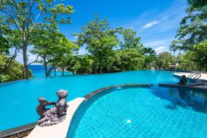 拉查亚伊岛Ban Raya Resort and Spa的别墅游泳池的形象