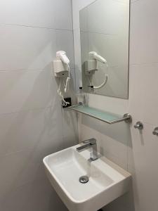 布尔诺附近斯拉夫科夫Penzion Na Hradbách的白色的浴室设有水槽和镜子