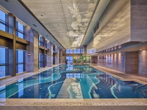 中山中山利和威斯汀酒店的大楼内的大型游泳池