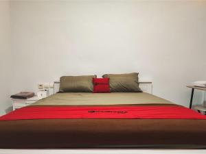 SarolangunRedDoorz Syariah at Naffa Homestay的床上有红毯