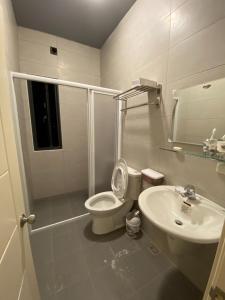 马公晨光夜色的白色的浴室设有卫生间和水槽。