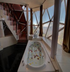 柴尔Tarika Resort & Spa , Chail的浴室配有带动物的浴缸。