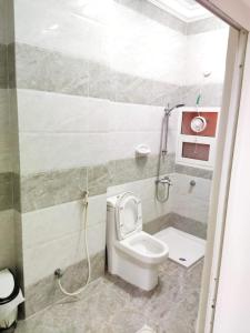 塞拉莱رحاب السعاده rehab alsaadah apartment的一间带卫生间和淋浴的小浴室