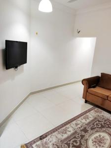 塞拉莱رحاب السعاده rehab alsaadah apartment的带沙发和平面电视的客厅