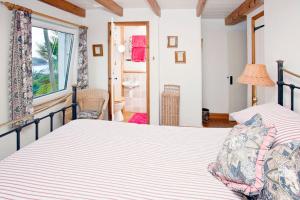 森嫩Sheldrake, Spacious Villa, Panoramic Sea-views, Large Garden, By Beach的一间带两张床的卧室和一间浴室