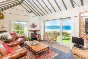 森嫩Sheldrake, Spacious Villa, Panoramic Sea-views, Large Garden, By Beach的客厅配有沙发和桌子