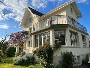 Chêne-BourgChambre dans Villa de charme 1903的白色的房子,上面设有阳台