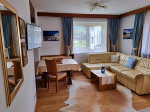 佩尔蒂绍Appartements Alpenland Pertisau的客厅配有沙发和桌子