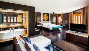 帕罗帕罗滨河艾美度假酒店的酒店客房带一张床、一个浴缸和一间卧室