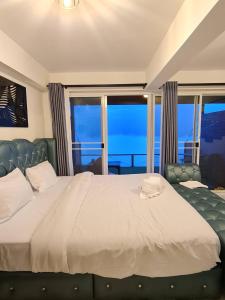Ban Wang SaiThe Cloud View วิวเหนือเมฆแคมป์ ที่พักวิวสวยเขายายเที่ยง的一间卧室设有一张大床和一个大窗户