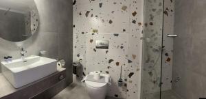 斯卡拉伯塔麦斯艾拉斯酒店的浴室设有攀岩墙,毗邻水槽