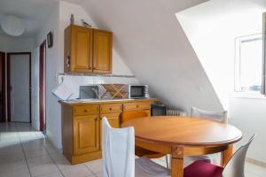 普洛戈Appartement - Plogoff Pointe du Raz的带木桌的厨房和带楼梯的厨房