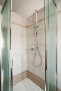 TormenoCa' dei Berici的带淋浴的浴室和玻璃门