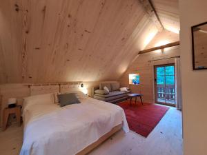 BreitenbachBiohof Prem的一间卧室配有一张床和一个沙发