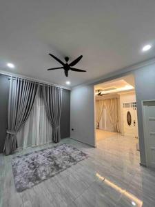 巴西富地Majestic Homestay - Pasir Puteh的房屋内的大型客厅配有吊扇