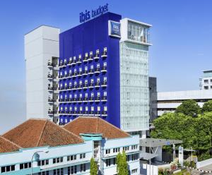 万隆万隆亚非宜必思快捷酒店的建筑中间的蓝色建筑