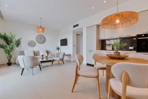 米提卡斯Melior Luxury Villas的厨房以及带桌椅的起居室。