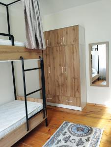 比什凯克Salma Capsule Hostel的客房设有双层床和镜子。