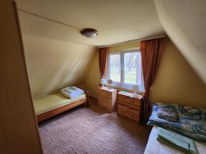 OsiekJak Tu Sielsko的小房间设有两张床和窗户
