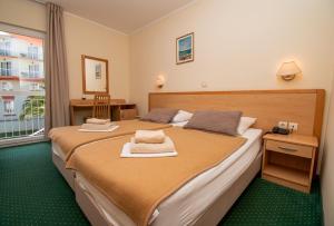 普拉Centinera Resort的酒店客房,配有两张带毛巾的床