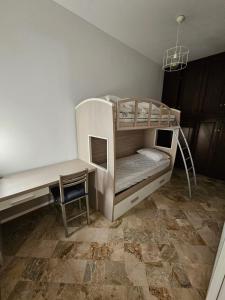 新福卡Casa dei Nodi的配有书桌和双层床的宿舍间内的双层床