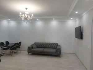 西格纳吉Apartment in Sighnaghi的客厅配有沙发和桌椅