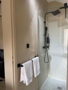 内农河畔罗什福尔Maison Les Roches Cadre unique的带淋浴和2条白色毛巾的浴室