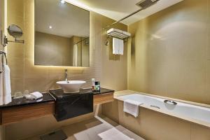 上海上海大宁福朋喜来登酒店的带浴缸、水槽和浴缸的浴室