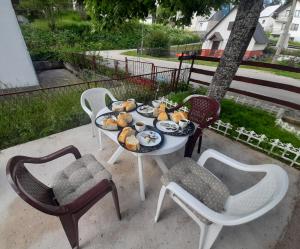 扎布利亚克Guesthouse Durmitor Magic的一张桌子,上面有一盘食物,上面有椅子