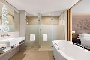 曼谷素坤逸 15 号喜来登曼谷四点酒店的带浴缸、水槽和床的浴室