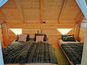 Stari Trg pri LožuDormitory and wooden house Beli gaber的小木屋内带两张床的房间