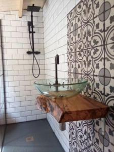 布德Ivy Rose Cabin with private hot tub的墙上设有玻璃水槽的浴室