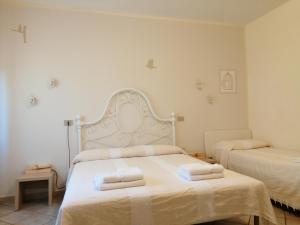 圣朱利亚诺-泰尔梅奥西住宿加早餐旅馆的一间卧室配有两张带毛巾的床