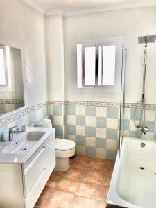 阿尔豪林格朗德Alhattic的浴室配有卫生间、盥洗盆和淋浴。