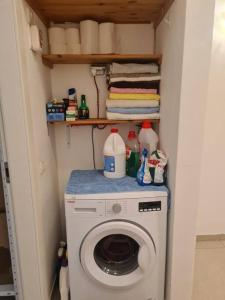 特拉维夫Best Place to relax in Tel Aviv的小型洗衣房配有洗衣机