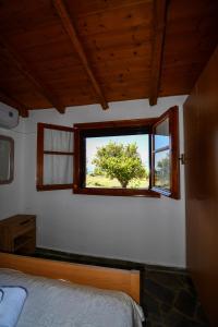 科罗尼Anastasios House的一间卧室设有一张床和一个窗口