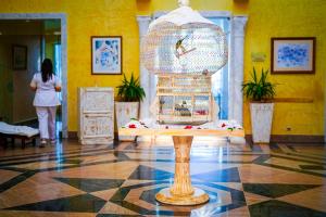 哈马马特哈斯德鲁巴尔海景温泉亚斯敏哈马马特酒店的坐在桌子上的鸟笼