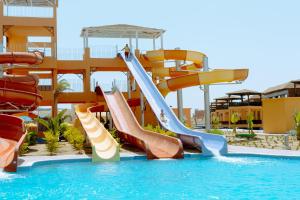 马萨阿拉姆Pickalbatros Villaggio Aqua Park - Portofino Marsa Alam的度假村游泳池的水滑梯