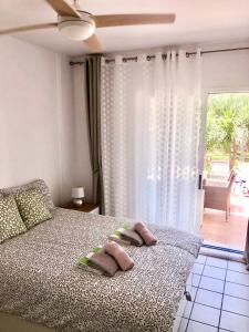 弗拉门卡海滩Casa Monet - La Calma - 4 pools- Big terrace - Orihuela Costa的一间卧室配有一张床,上面有两条毛巾