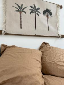 JosseFive and You的一张棕榈树的照片,挂在床上方的墙上