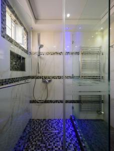 雅典Lume Athens的浴室里设有玻璃门淋浴