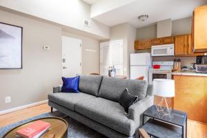 华盛顿Dupont Circle 1BR nr U St Metro Glens Mkt WDC-193的客厅配有沙发和桌子